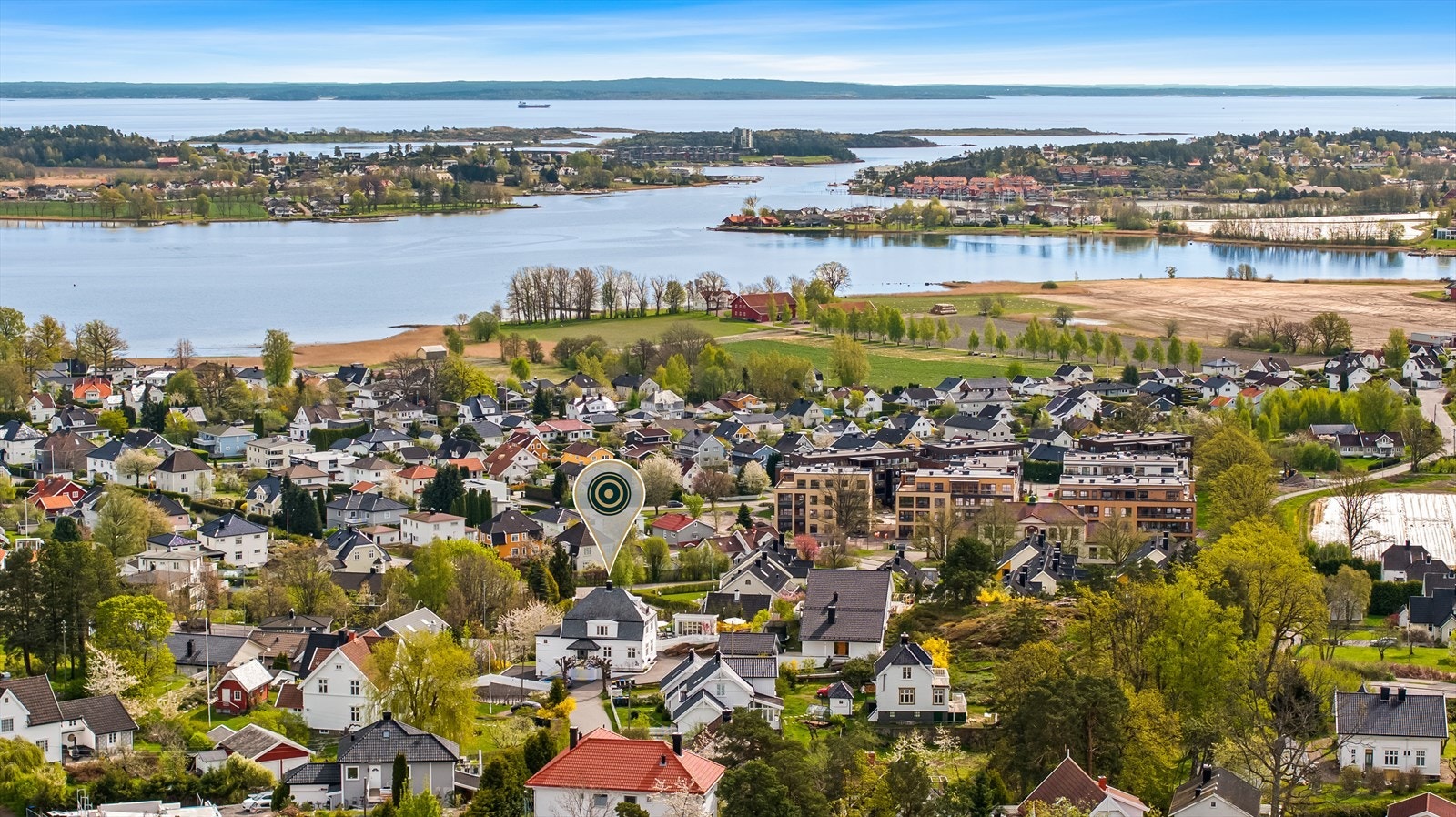 Kun en kort vei unna finner du Rosanesparken, et populært område som kan skilte med gode bademuligheter på sommeren. Parken har også en sandvolleyballbane for de som liker aktivitet, og en egen hundepark hvor de firbente familiemedlemmene kan boltre seg. Galleribilde