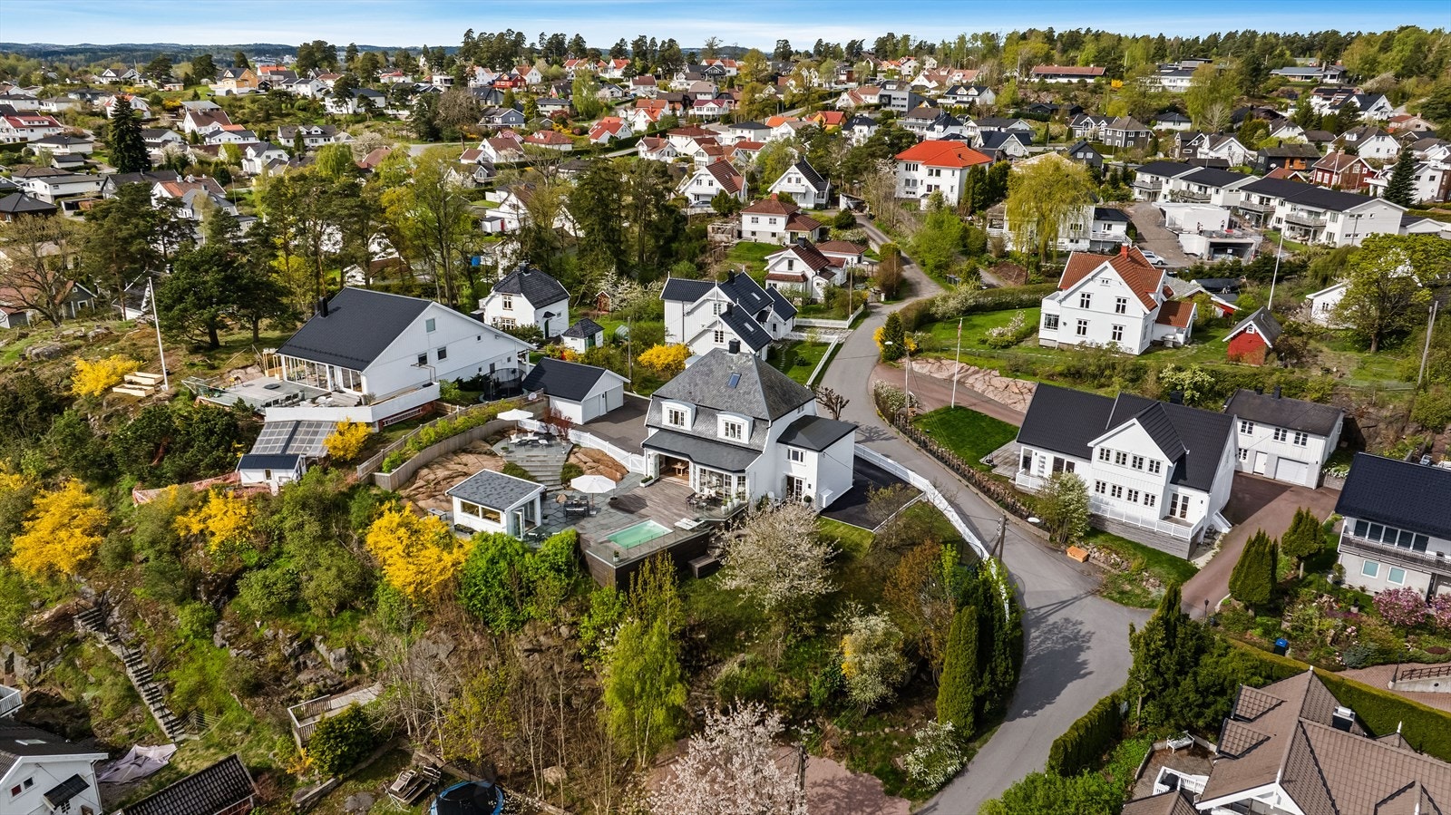 Teieskogen ligger like i nærheten og byr på gode turområder og flotte utsiktspunkter. Her kan man nyte rolige spaserturer, forfriskende joggeturer eller bare koble av i vakre omgivelser. Galleribilde