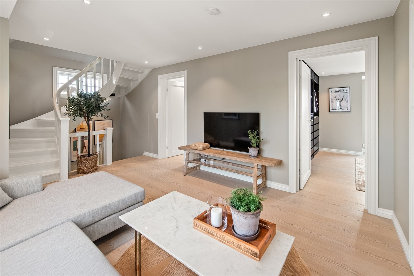 Fra loftstuen er det tilgang til alle de øvrige rommene i etasjen. Galleribilde