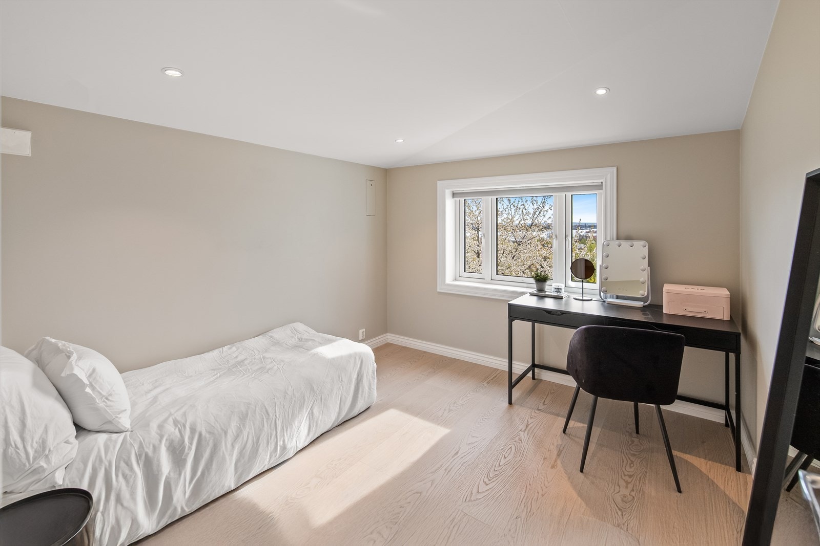 Ett av totalt fire soverom er også plassert i første etasje. Det er av god størrelse og har fint plass til både seng og garderobeløsning. Galleribilde