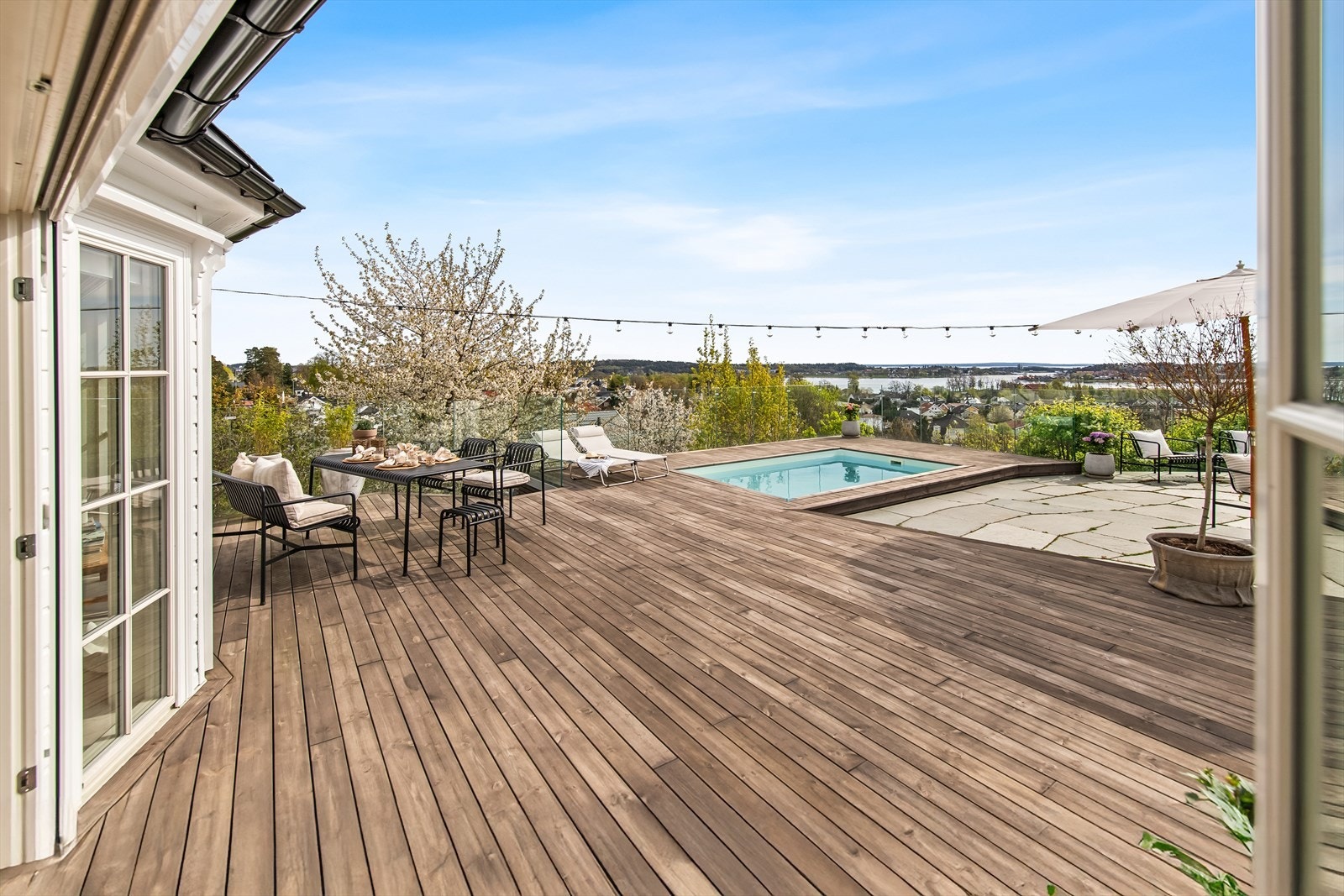 Fra stuen er det utgang til det unike sør-østvendte uteområde som er svært påkostet i senere tid. Galleribilde