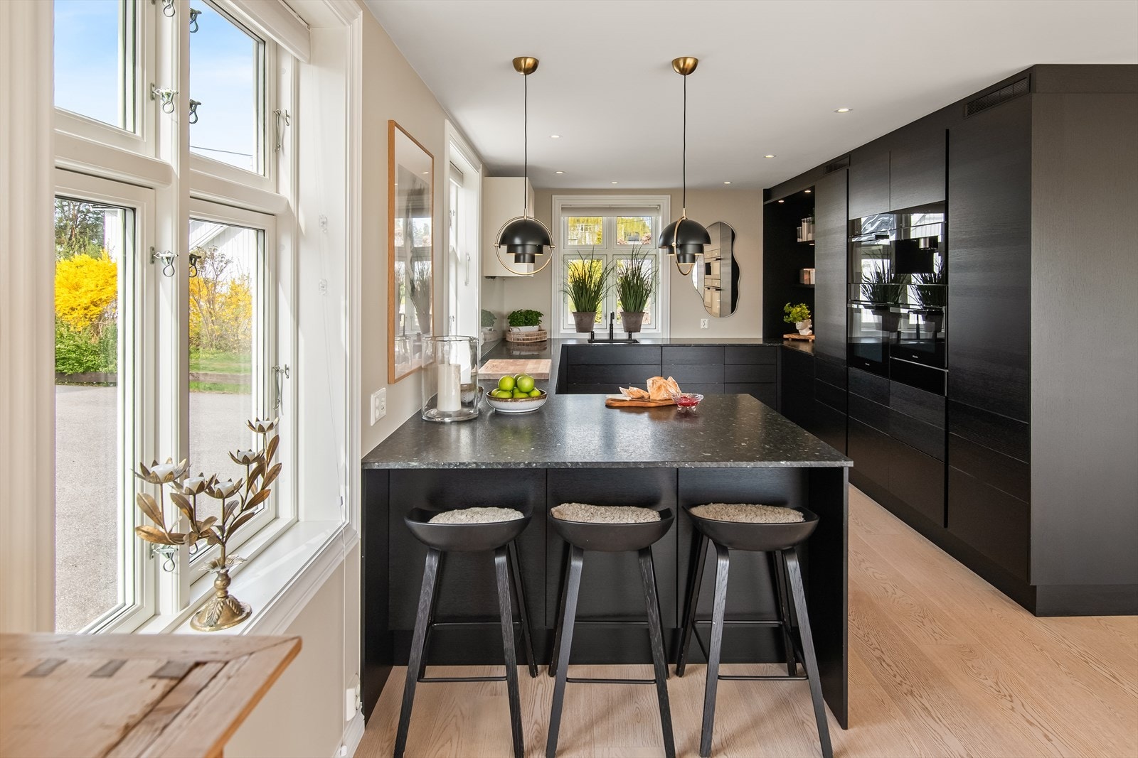 Kjøkkenet er både lekkert og praktisk, med larvikitt benkeplater, integrerte hvitevarer og stilrene løsninger. Galleribilde