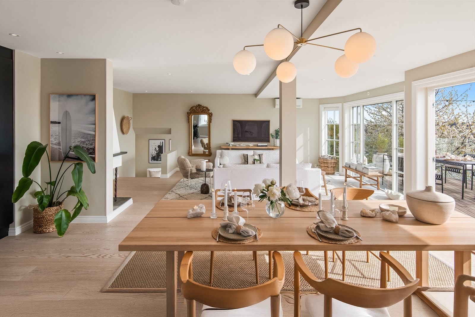 Innvendig er boligen fullstendig fornyet, og fremstår som lys, åpen og svært innbydende. Galleribilde