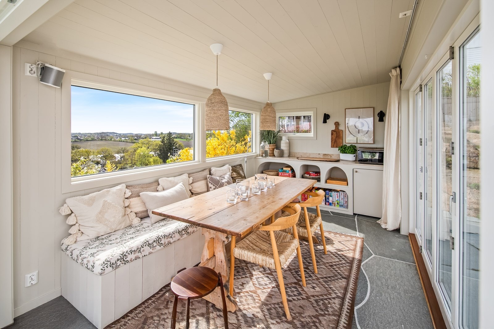 Vindusflater slipper inn rikelig med lys, mens den lune atmosfæren gjør dette til et rom du vil bruke året rundt. Kalksten benkeplate og integrert kjøleskap. Galleribilde