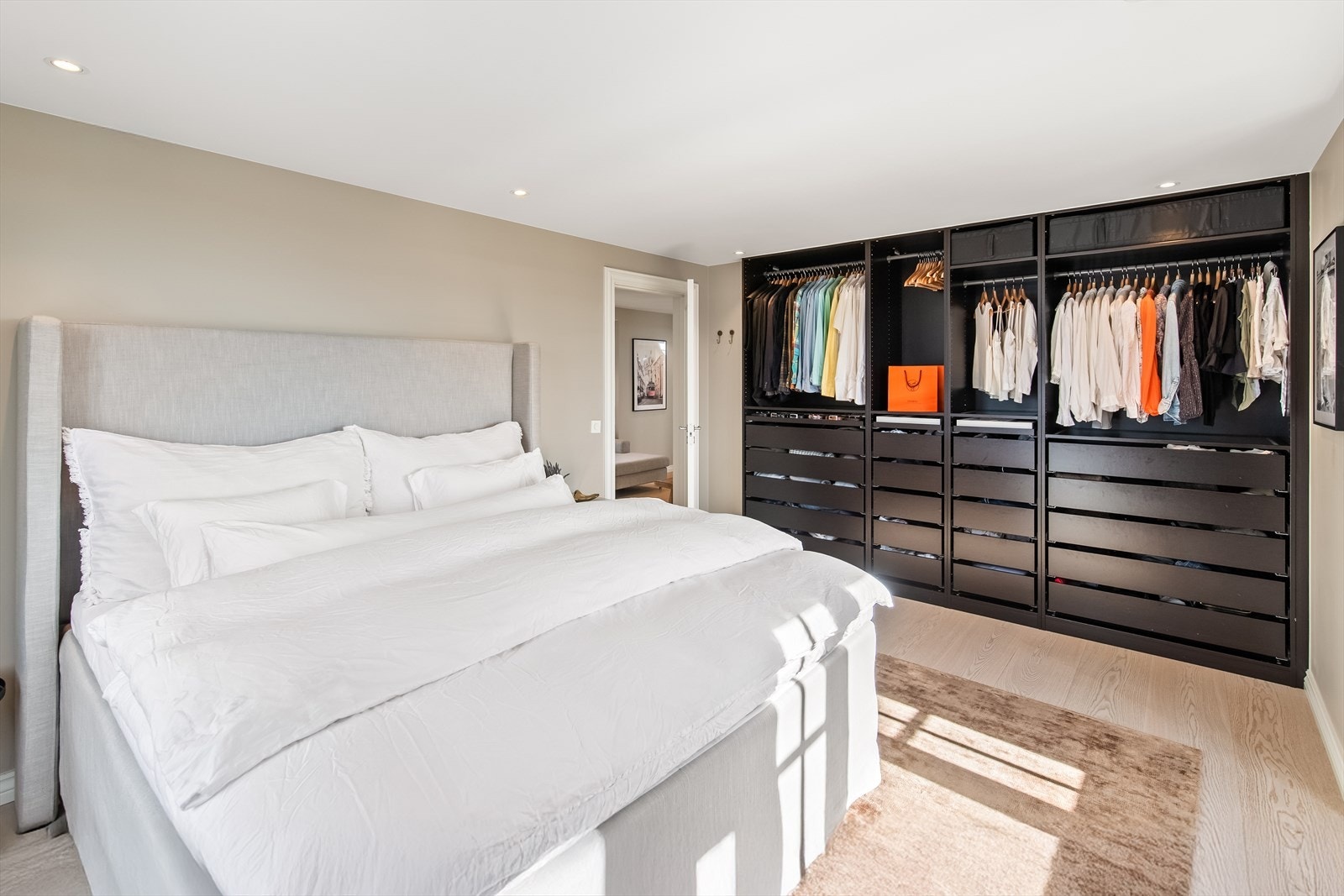 Rommet benyttet som hovedsoverom har god plass til dobbeltseng og innredet med en praktisk garderobeløsning langs hele den ene kortveggen. Galleribilde