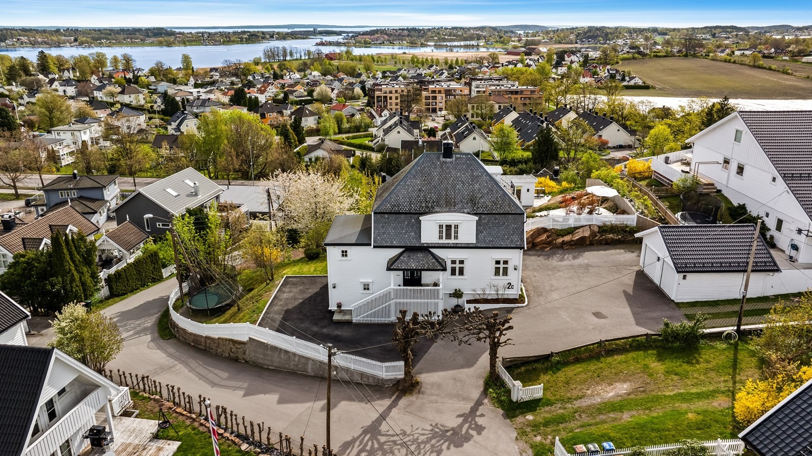 Med sin strategiske plassering på Teie, får du det beste fra to verdener - en fredelig og tilbaketrukket tilværelse, samtidig som du har enkel tilgang til alle de fasilitetene og aktivitetene som Nøtterøy har å tilby. Galleribilde