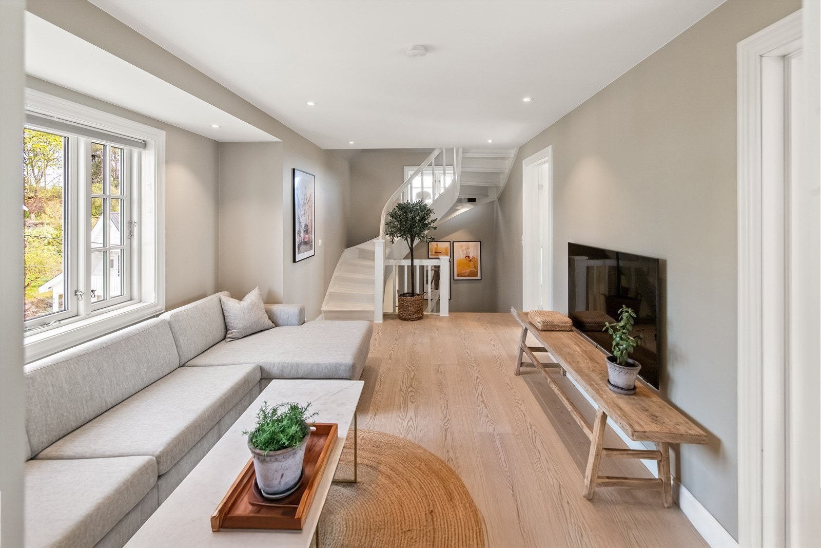 I 2. etasje venter en lys og luftig stue, ideell for barn eller ungdom som ønsker sin egen sone. Galleribilde