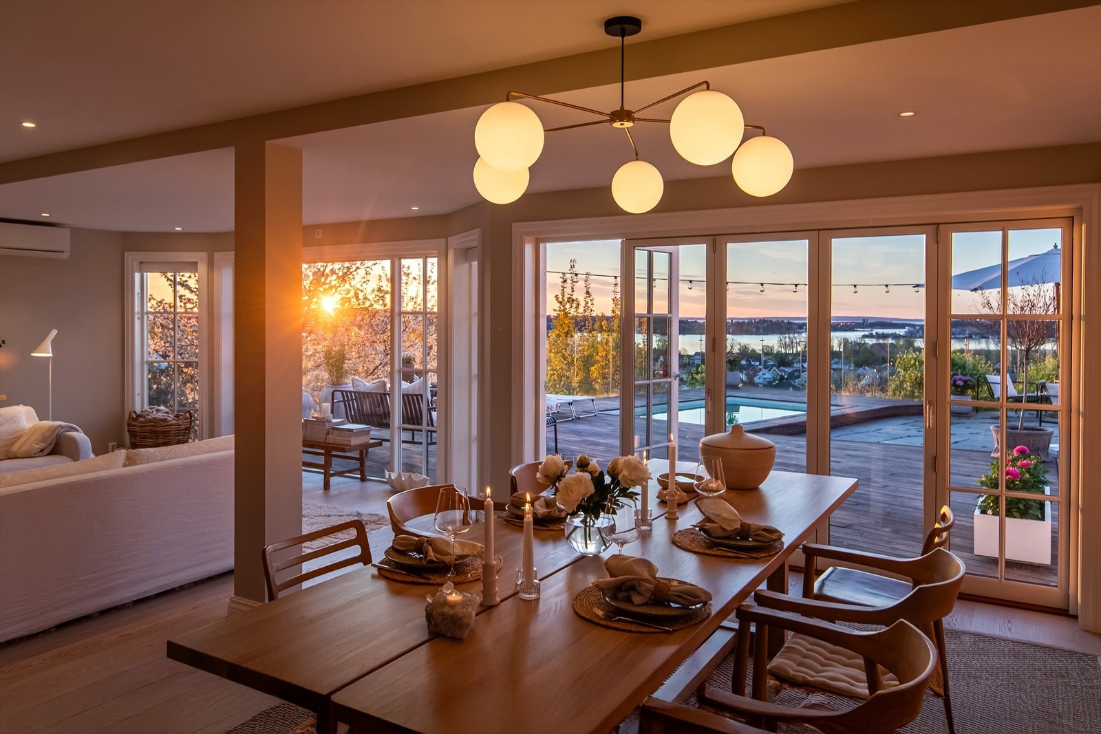 Med denne fantastiske beliggenheten byr eiendommen på både vakker kveldssol og nydelige soloppganger fra den titter frem i horisonten. Galleribilde