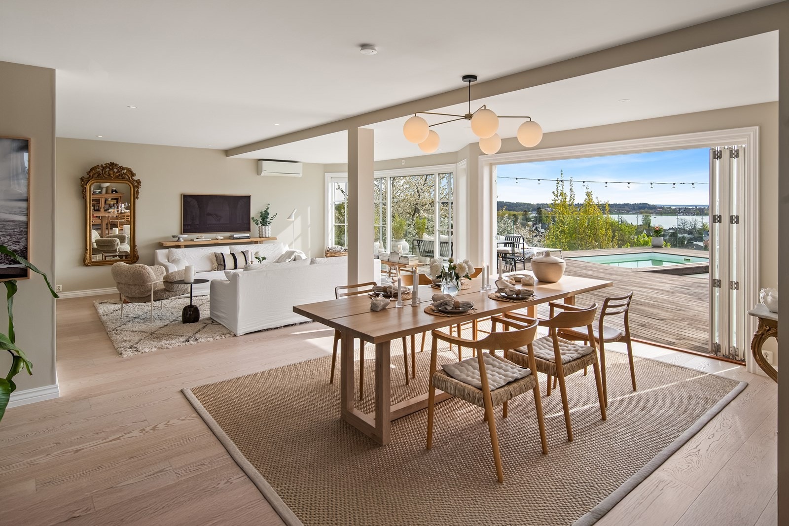 Det er fint plass til stor spisestue hvor venner og familie kan samles for hyggelige samtaler og gode måltider. Galleribilde