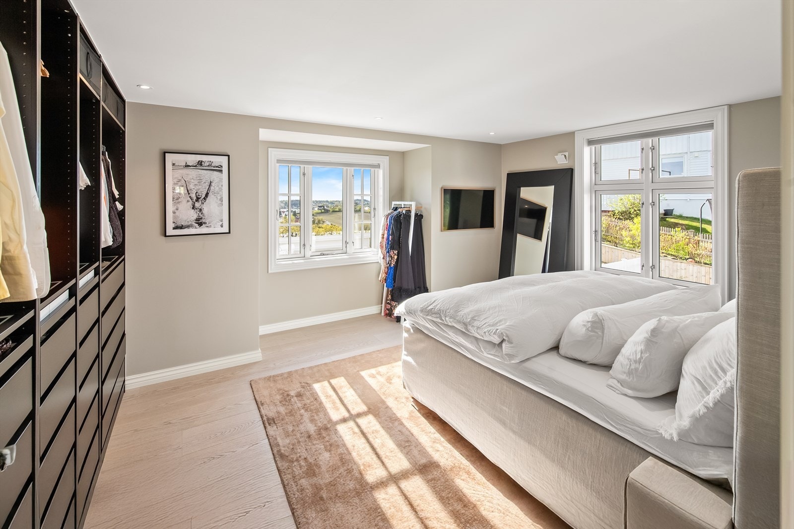 Godt med naturlig lys fra flere vindusflater gir en behagelig atmosfære. Galleribilde