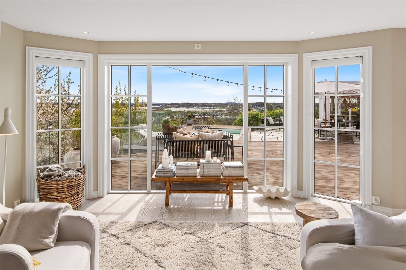 Generøse vindusflater gir rikelig med naturlig lysinnslipp. Galleribilde