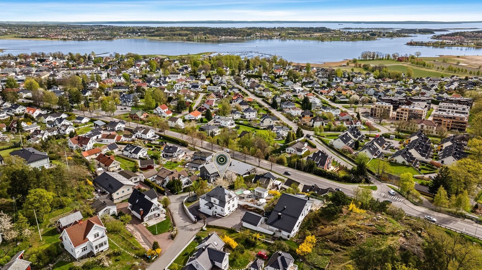 Denne eneboligen har en svært attraktiv beliggenhet på idylliske Teie på Nøtterøy, et område kjent for sin fine blanding av nærhet til naturen og gode fasiliteter. Galleribilde