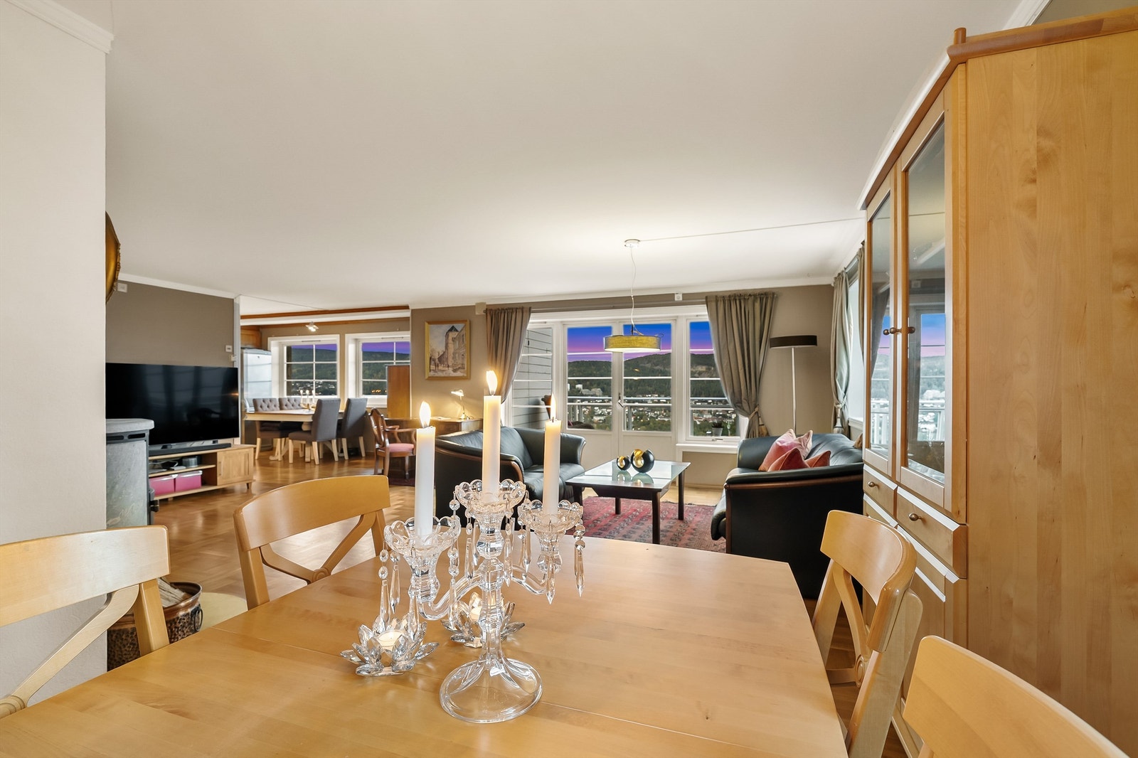 Lys og romslig stue med store vindusflater som gir flott utsikt og rikelig med naturlig lys Galleribilde