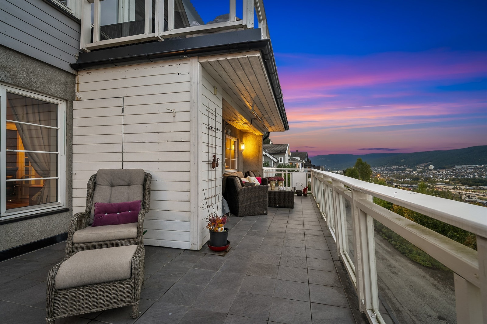 På terrassen er det god plass til både sittegruppe og grill gjør dette til en perfekt uteplass for avslapping og sosiale sammenkomster Galleribilde