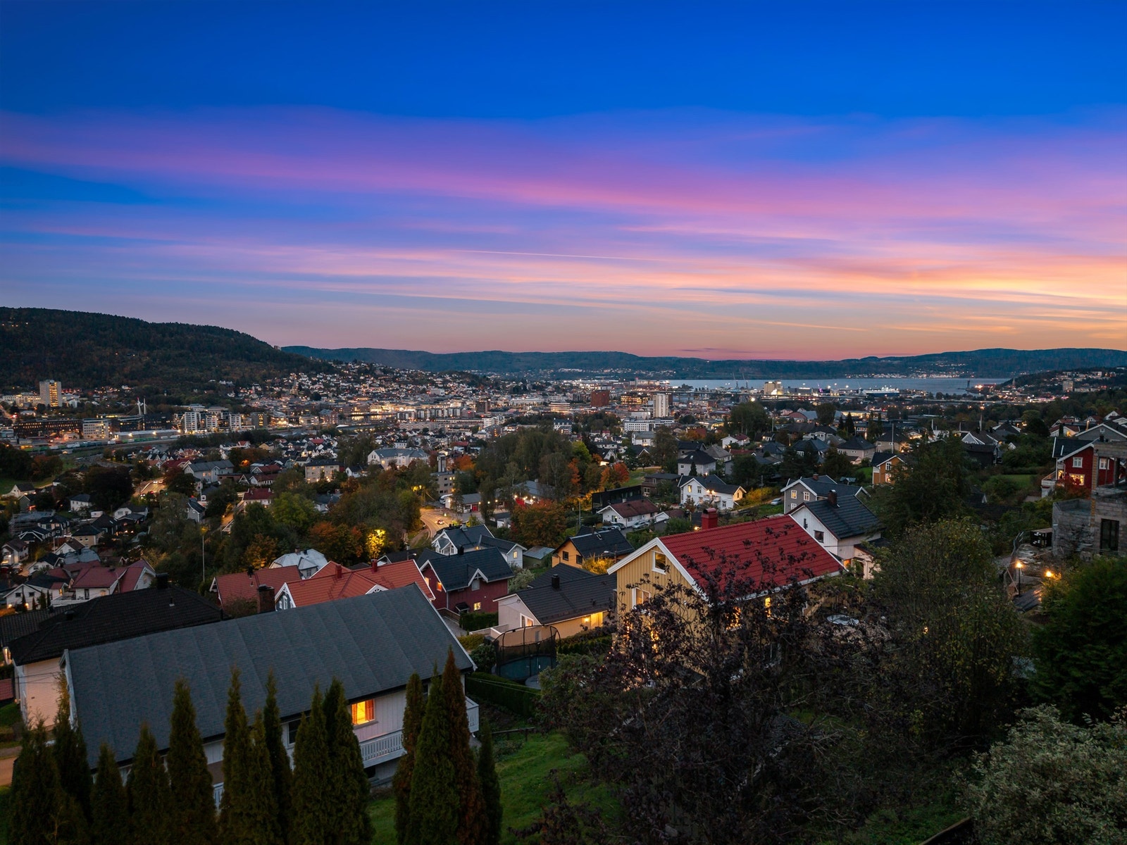 Gangavstand til Strømsø torg og Bragernes torg. Gågatene i byen kan friste med et stort utvalg av sentrumsfasiliteter som caféer, dagligvareforretninger, restauranter, nisjébutikker m.m Galleribilde
