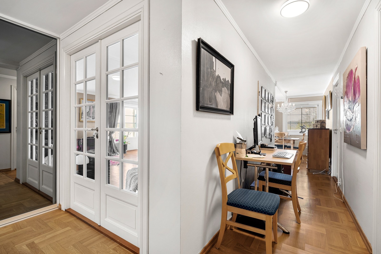 Innbydende entré og gang med god plass til kontor, yttertøy, og en praktisk skyvedørsgarderobe som gir rikelig med lagringsmuligheter Galleribilde