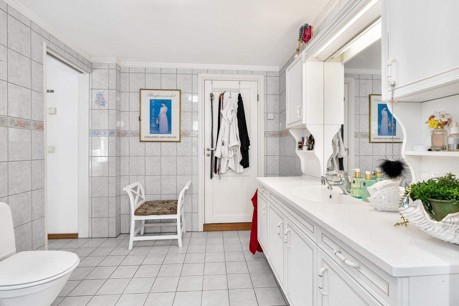 Fra badet er det tilgang til separat vaskerom med opplegg for vaskemaskin og tørk Galleribilde