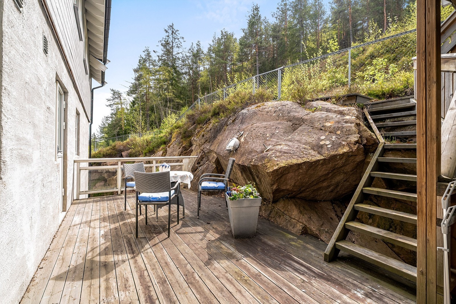 Koselig terrasse på baksiden av leiligheten(deles med en nabo) Galleribilde