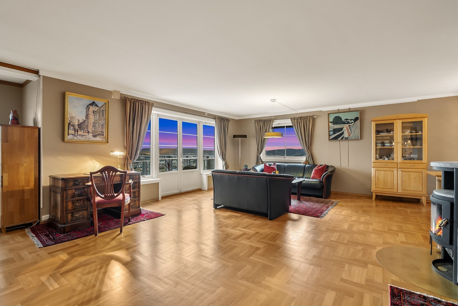 Romslig stue med god plass til flere soner. koselig peisovn som gir både varme og lunhet Galleribilde