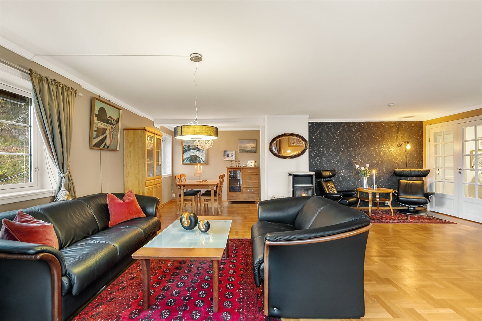 God planløsning med plass til sittegruppe- og spisegruppe Galleribilde