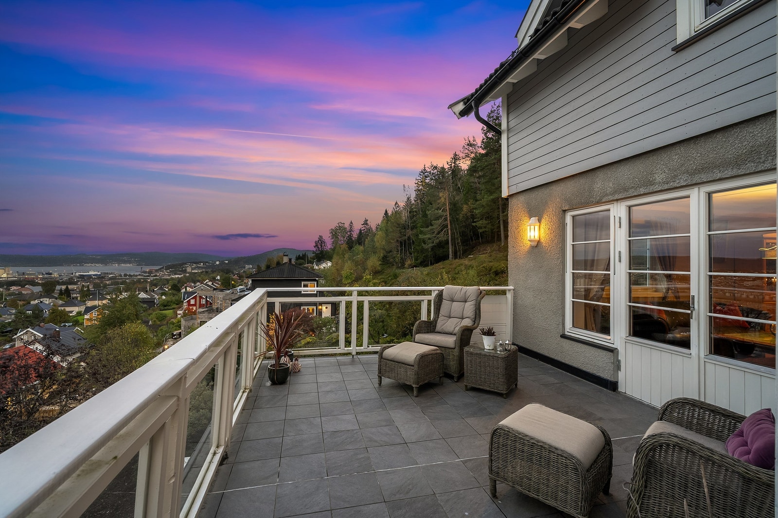 Fra stor terrasse har man en vidstrakt utsikt som strekker seg over både by og fjord. Foto: Tor Harald Johannessen Galleribilde