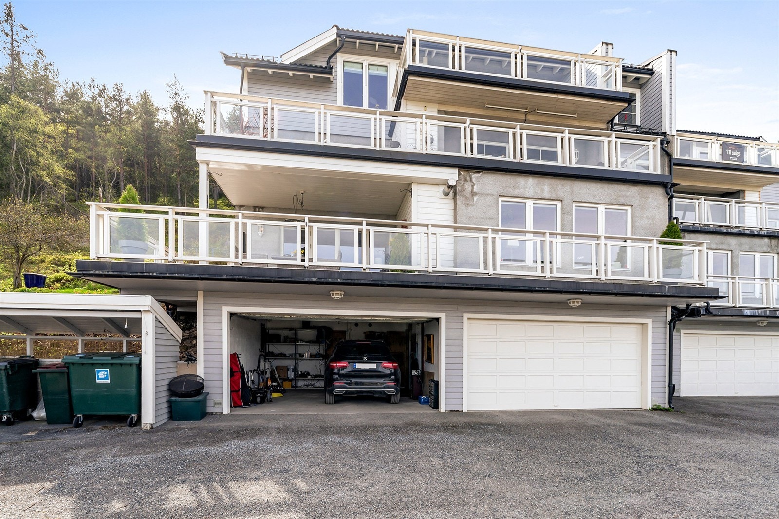 Boligen har dobbelgarasje med plass til to biler - Det er tilrettelagt for etablering av ladeboks Galleribilde