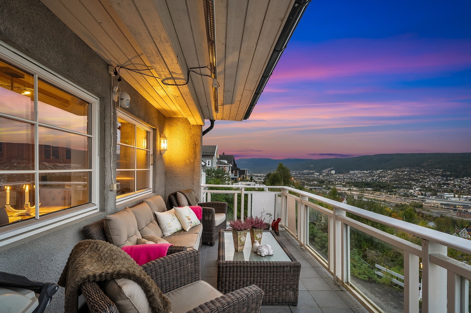 Fliser på gulvet og overbygg gir komfort både i sol og lett regn. Tilgang til 1 bod på terrasse Galleribilde
