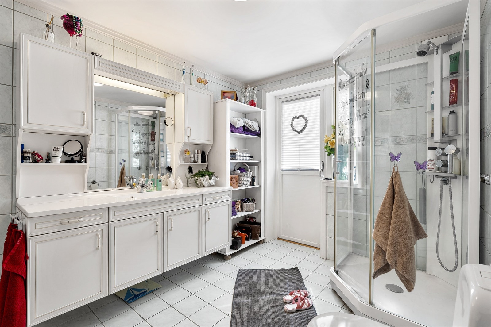 Flislagt bad fra byggeår med behagelig gulvvarme. Vegghengt profilert servantinnredning. Dusjkabinett. Direkte adkomst til terrasse Galleribilde