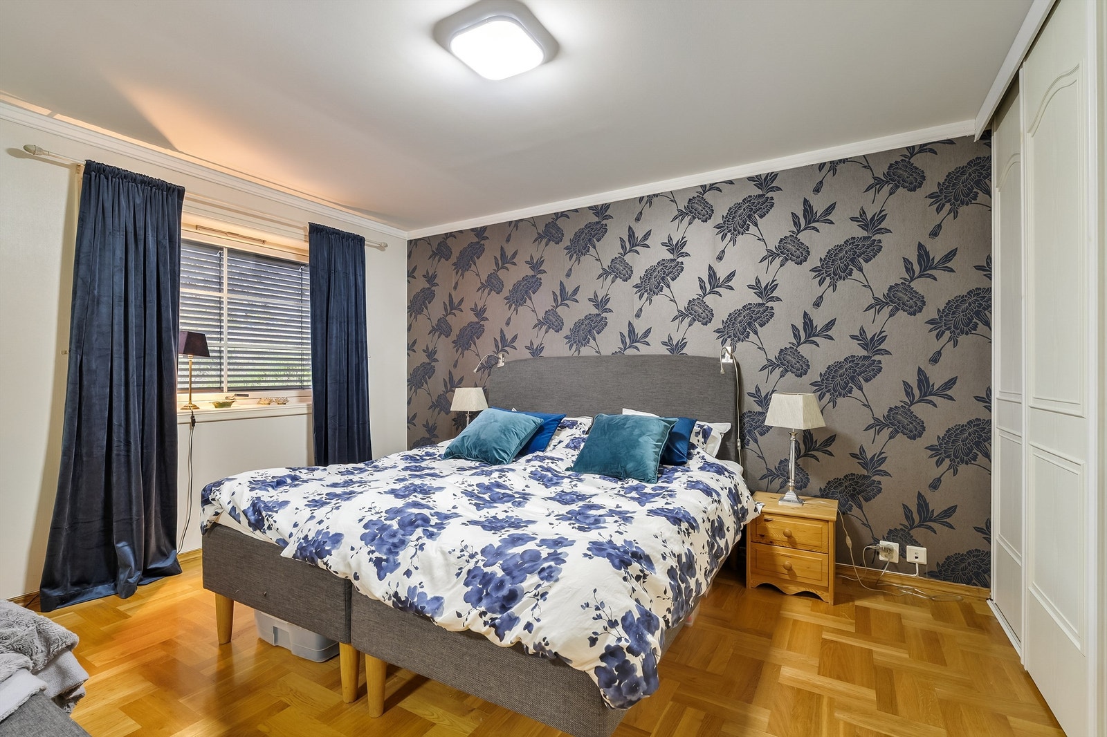 Soverom 1 har god plass til dobbeltseng og en romslig skyvedørsgarderobe Galleribilde