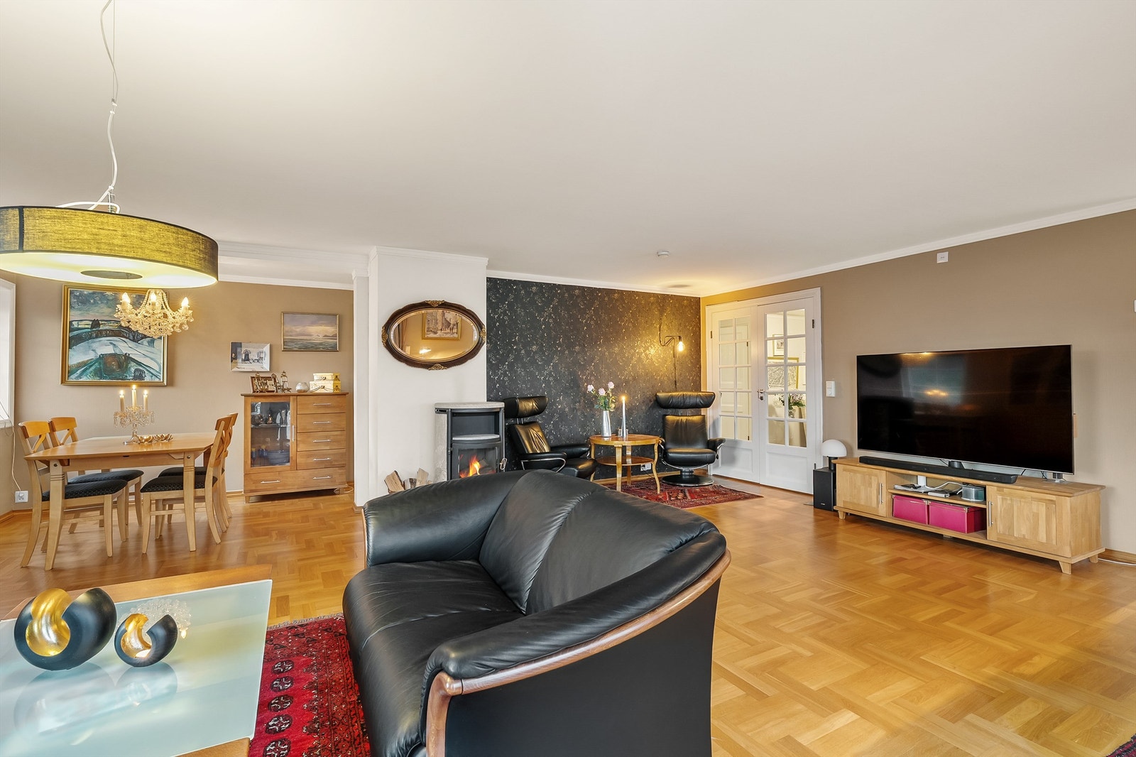 Gulvflater er belagt med flott fiskebensparkett og rommet har behagelig vannbåren gulvvarme Galleribilde