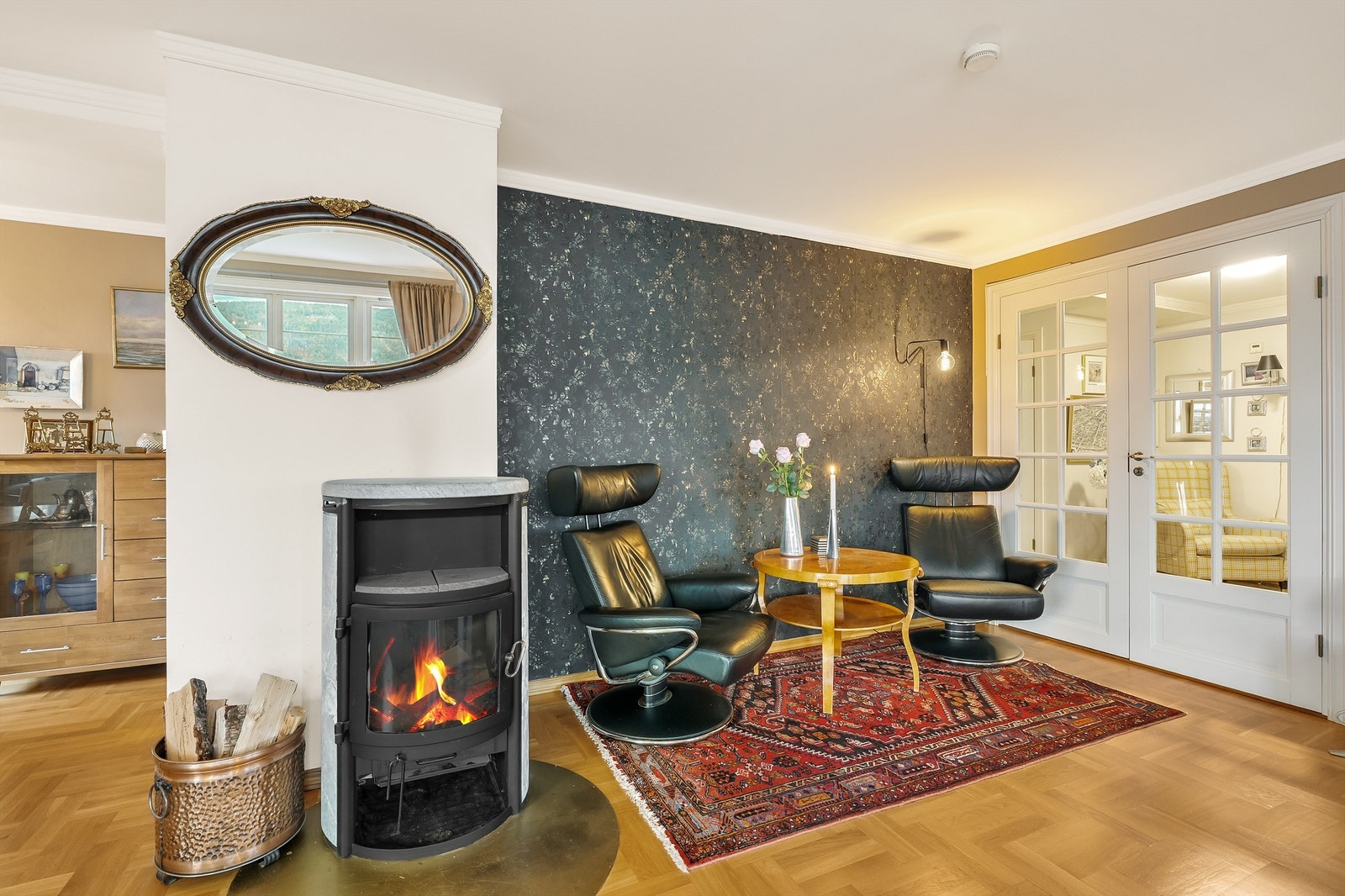 Vegger og himling har en kombinasjon av malte flater, tapetserte flater og malte tapetserte flater som gir variasjon og et stilrent uttrykk Galleribilde