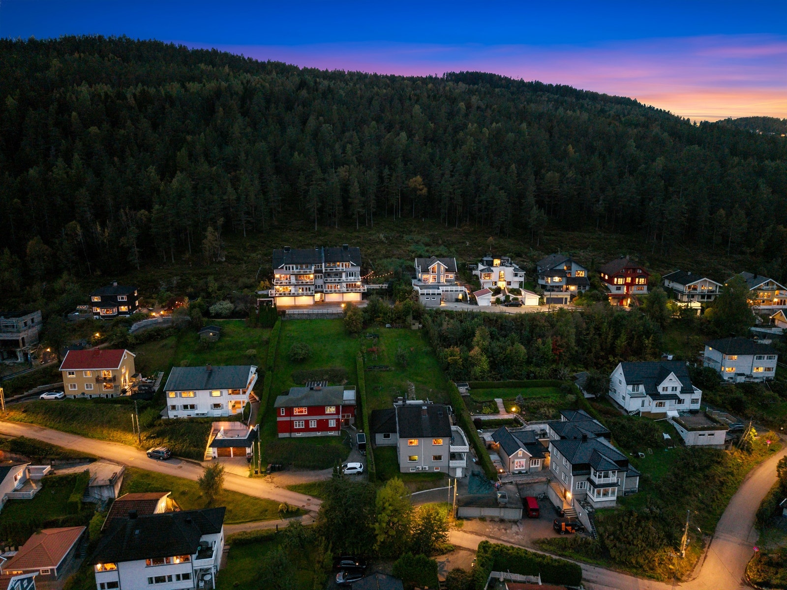Kort gangavstand til markaområder rett bak eiendommen med gode tur- og rekreasjonsmuligheter Galleribilde
