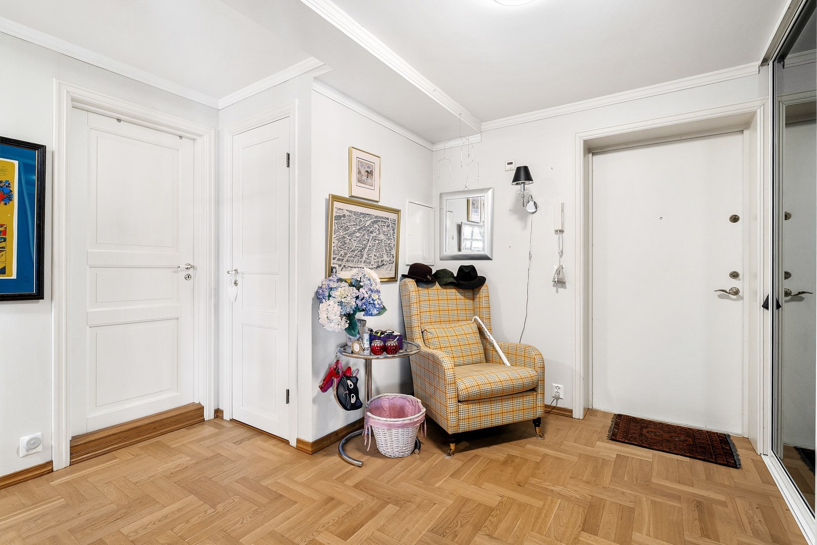 Entre med dørcalling system. Det er heisadkomst til boligens etasje Galleribilde