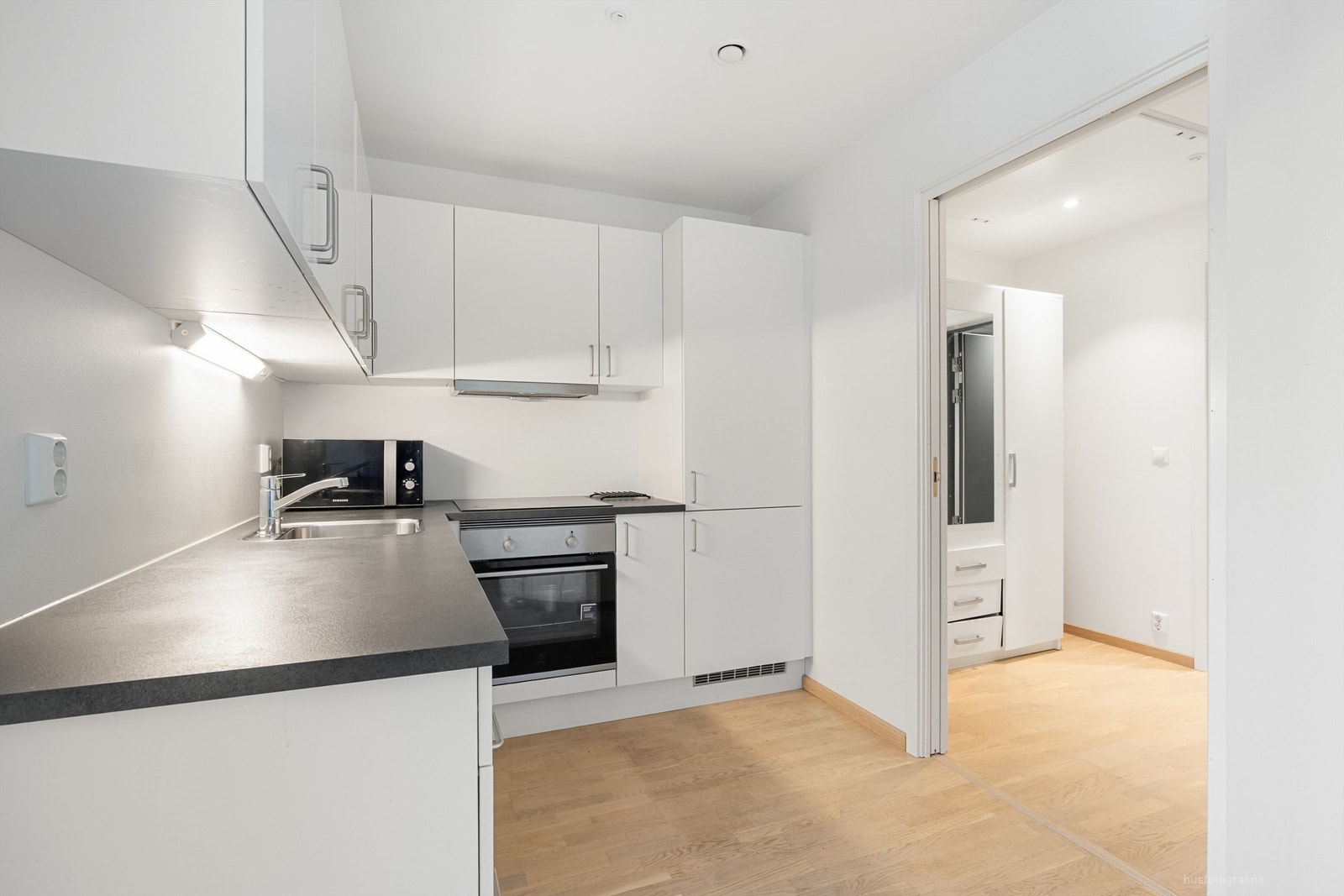 Stilren kjøkkeninnredning med helintegrerte hvitevarer Galleribilde