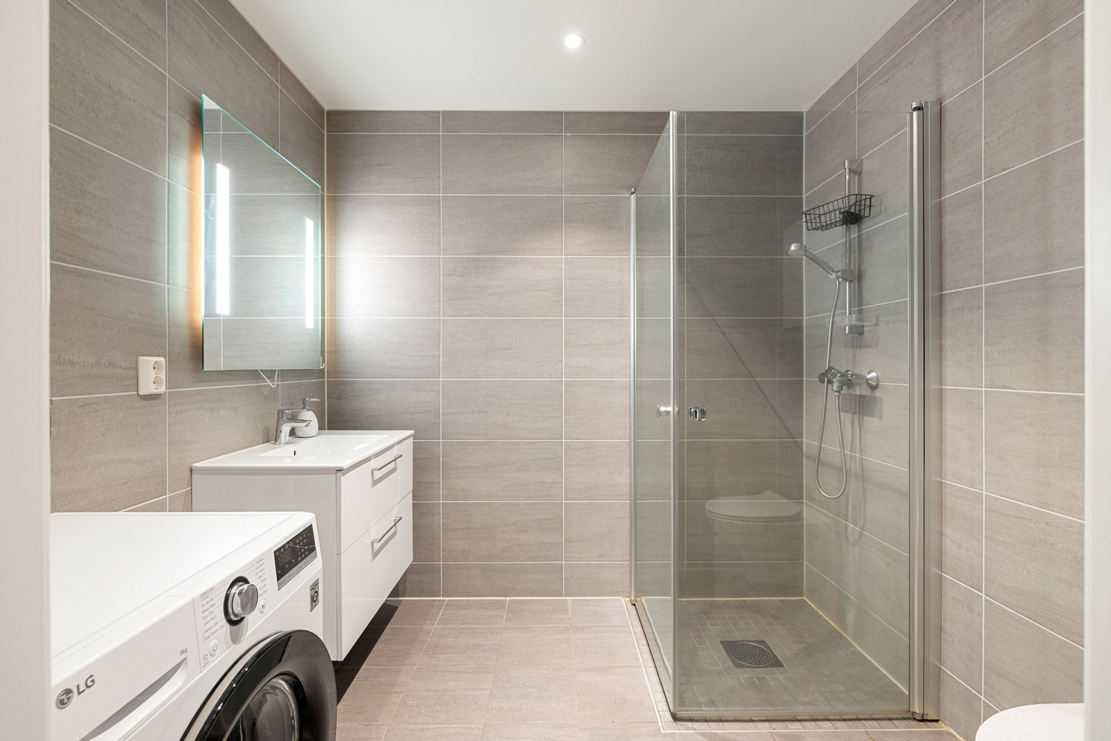 Pent flislagt bad med dusjhjørne og gulvvarme Galleribilde