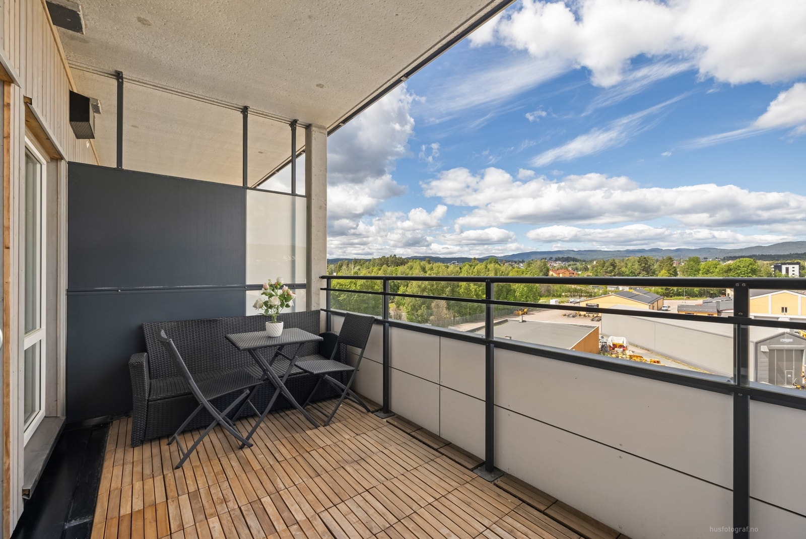 Det er plass til ulike sittegrupper på balkongen Galleribilde