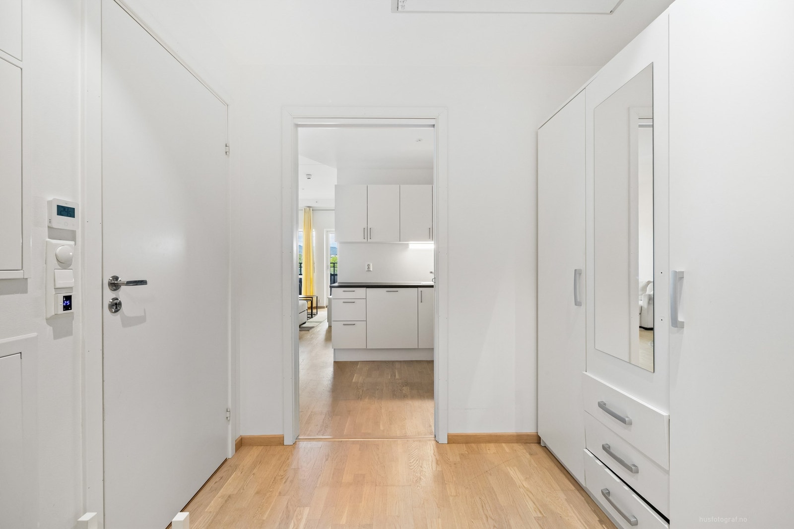 Lys og stor gang, med stor garderobeløsning Galleribilde