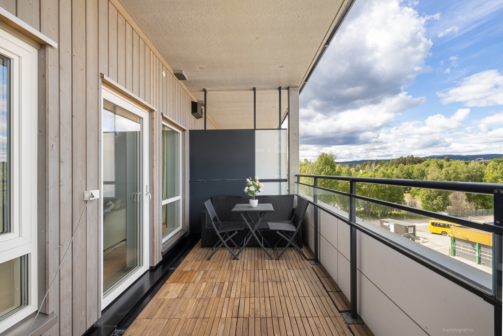 Utgang fra stue til nord-vestvendt balkong på ca 11 m2 Galleribilde