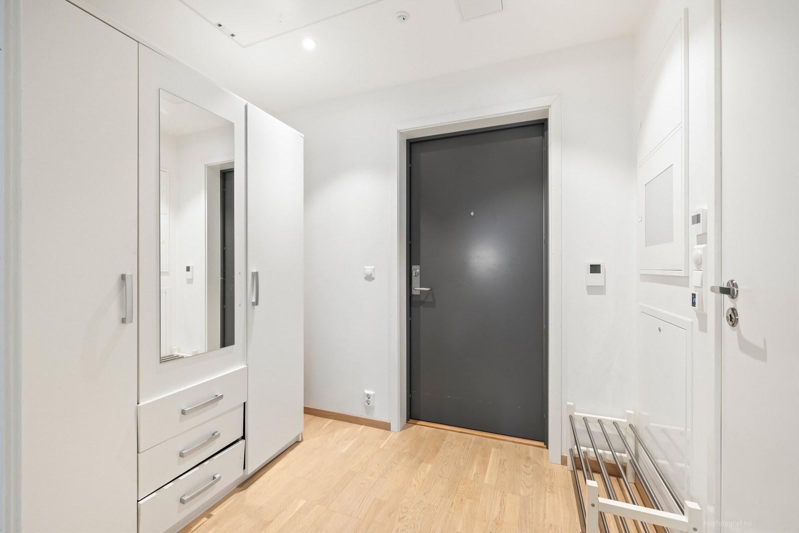 Velkommen inn, romslig entré med god plass til å henge fra seg yttertøy Galleribilde