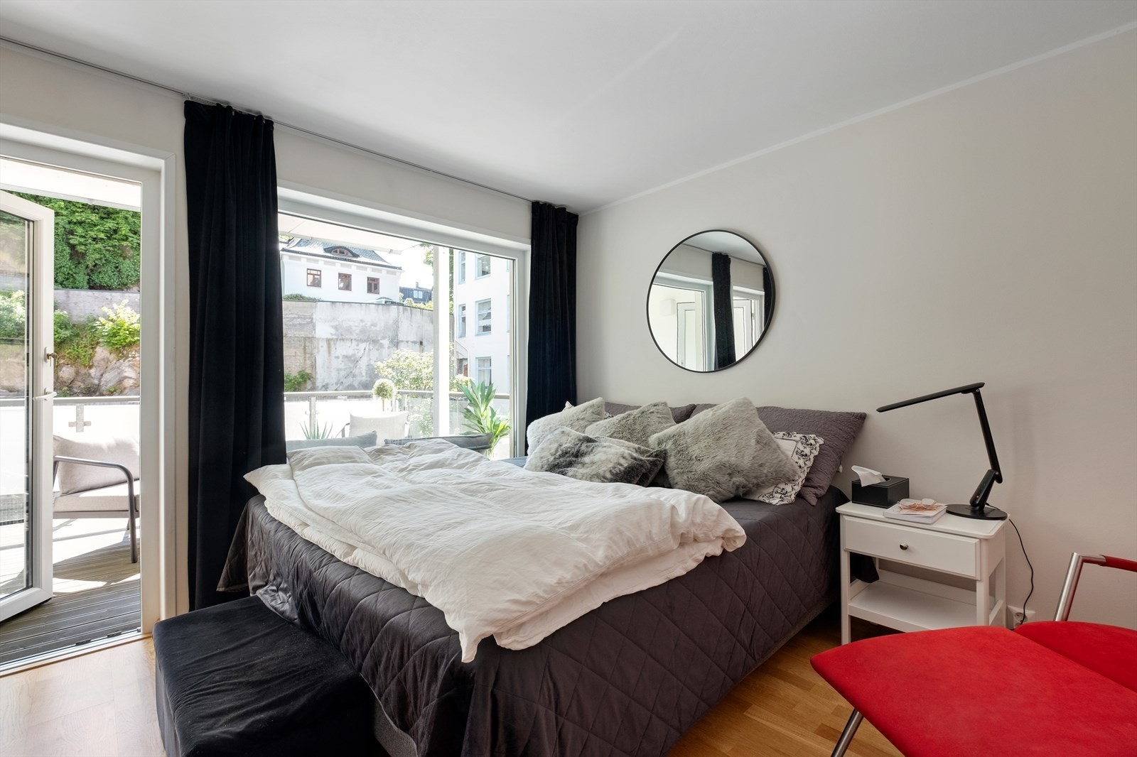 Soverom I - Lyst og romslig soverom med utgang til leilighetens andre balkong. Galleribilde
