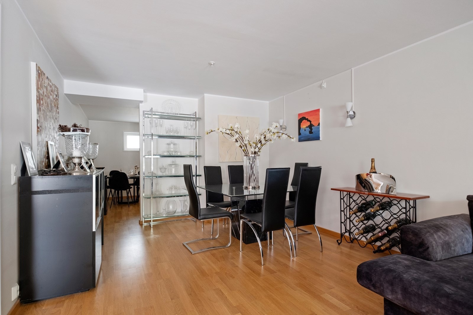 God plass til spisebord på stue. Galleribilde