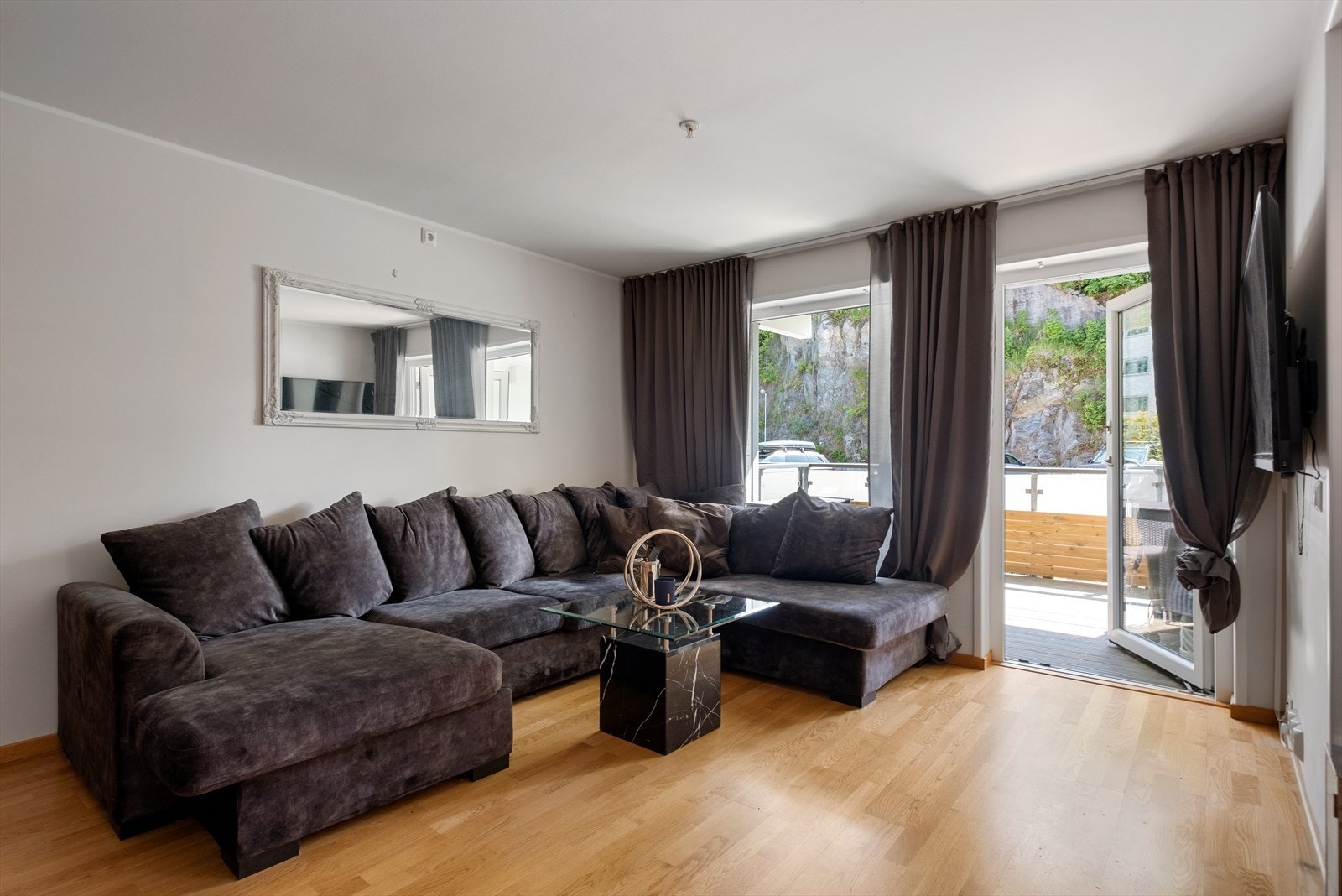 Fra stuen er det utgang til veranda. Galleribilde