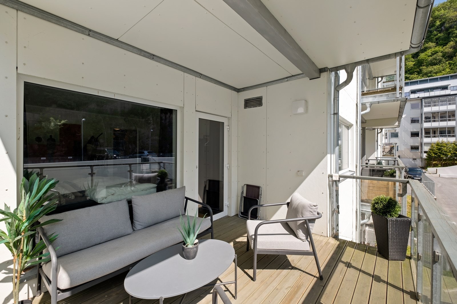 God plass til sittegruppe. Galleribilde