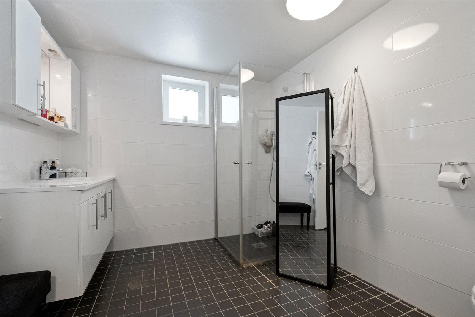 Badet har innredning med servant, vegghengt toalett og dusjnisje med dører. Galleribilde