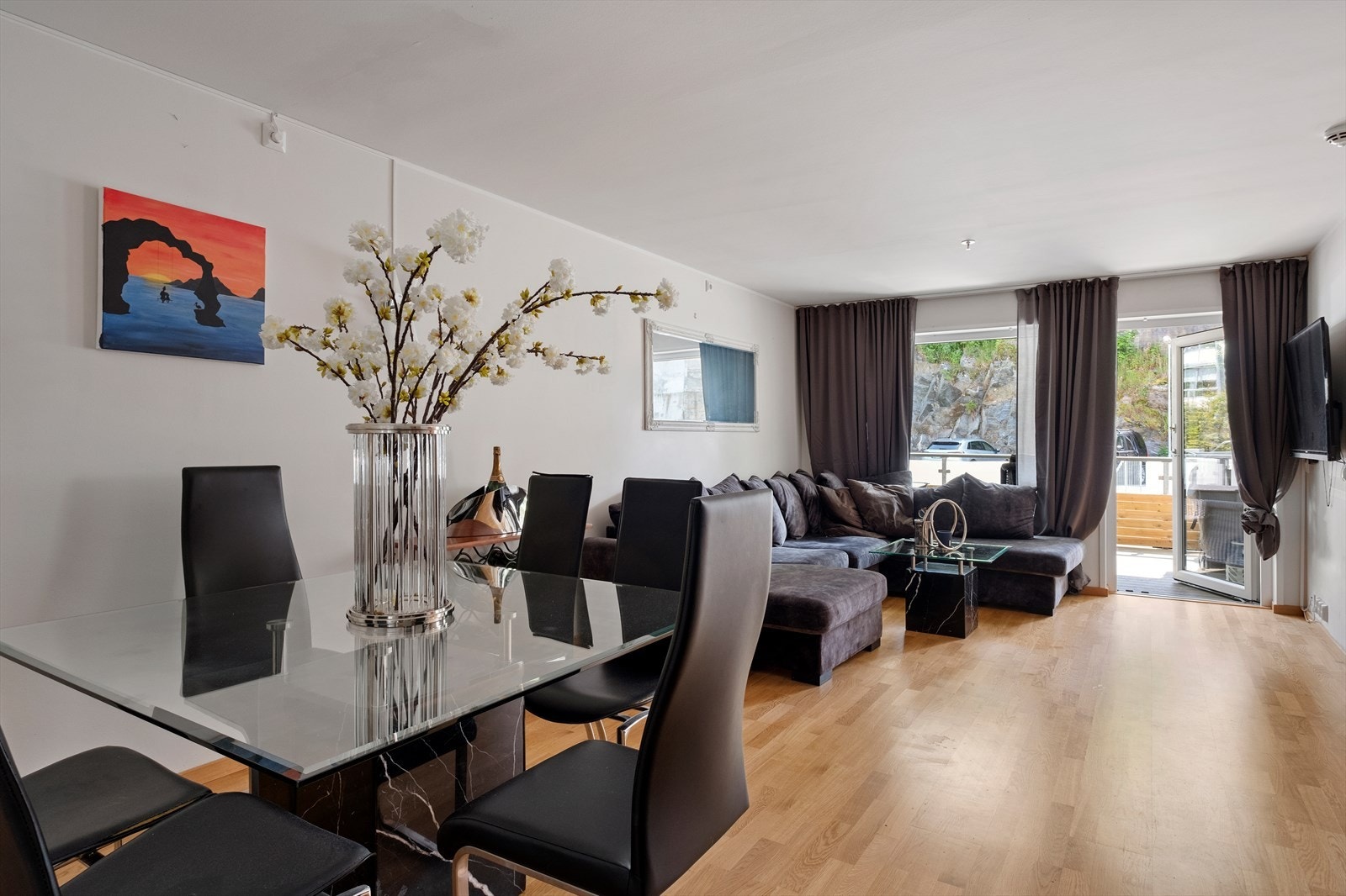 Vannbåren varmesystem, tilknyttet fjervarme, fordeling er via radiatorer. Galleribilde