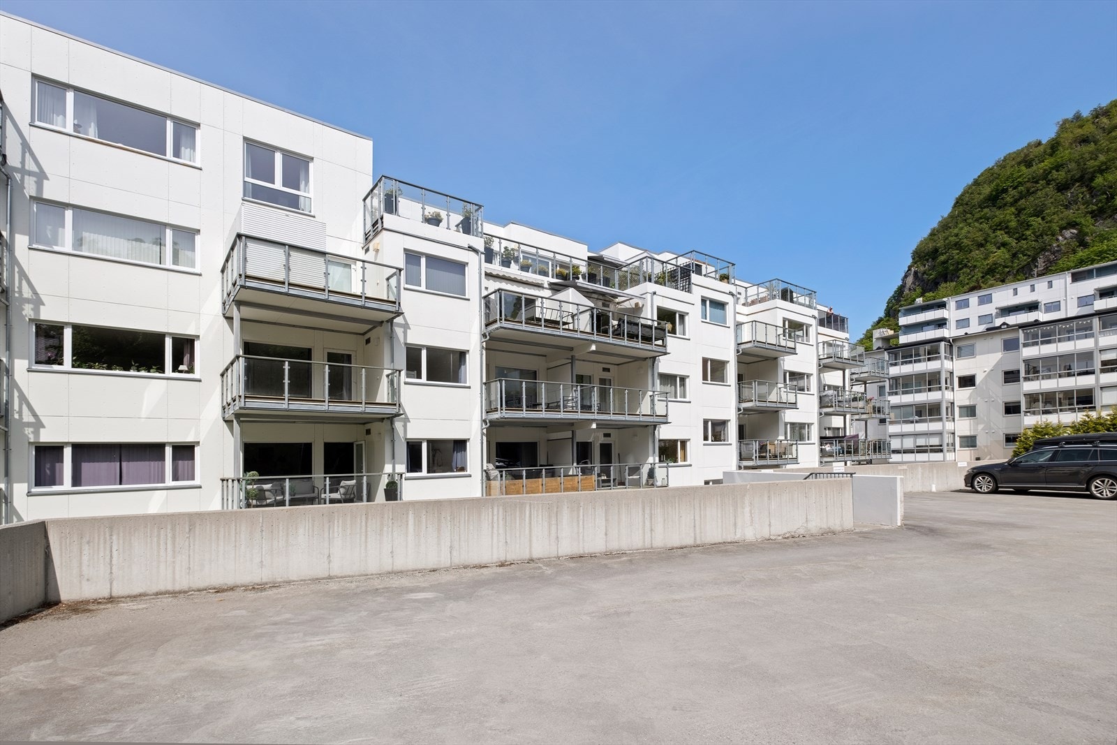 Muligheter for leie av parkeringsplass både over og under tak. Ellers soneparkering i gate. Galleribilde