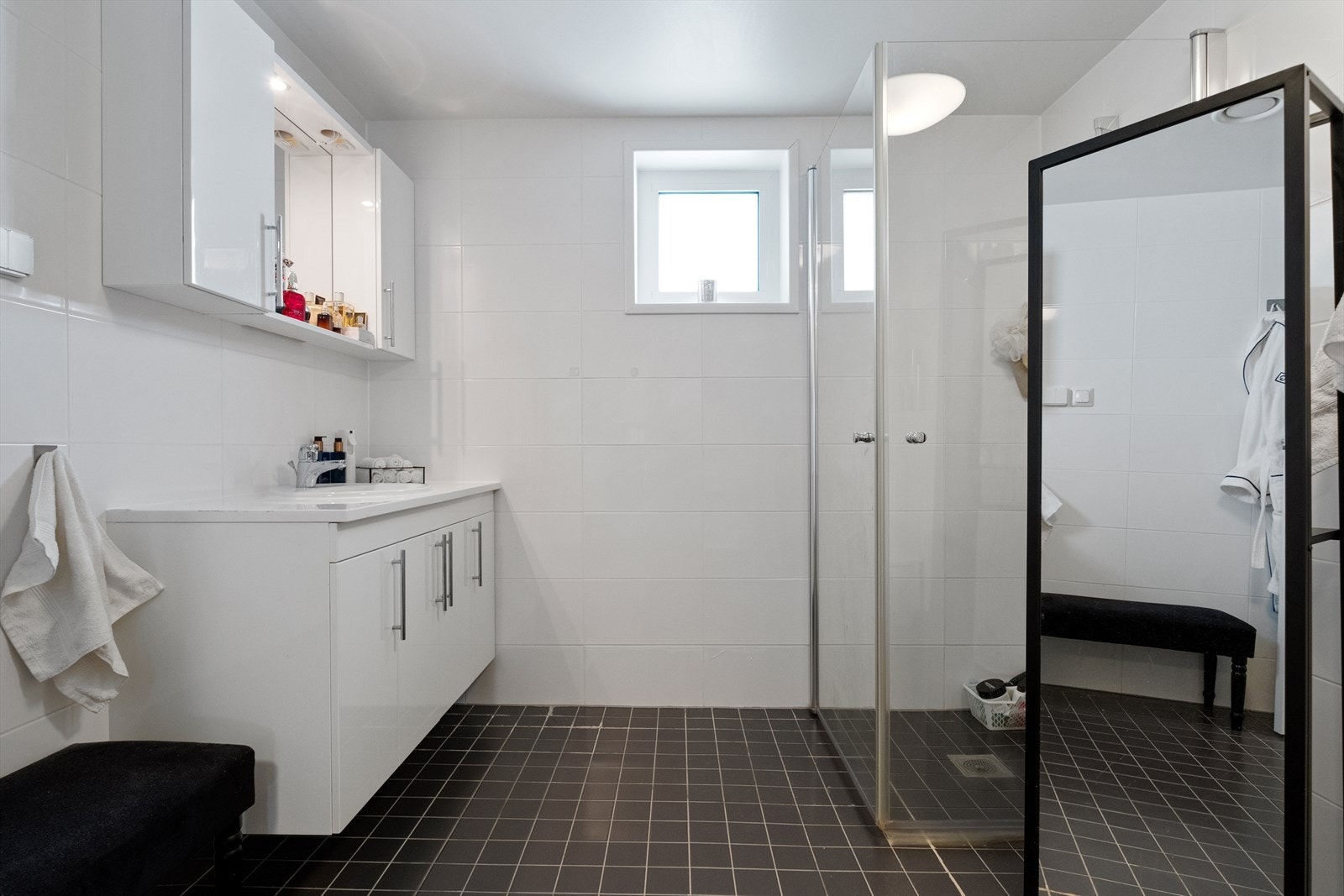 Pent flislagt bad med elektrisk gulvvarme. Galleribilde