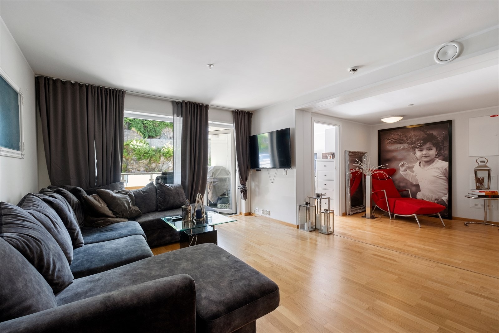 Romslig stue med god plass til sittegrupper. Galleribilde