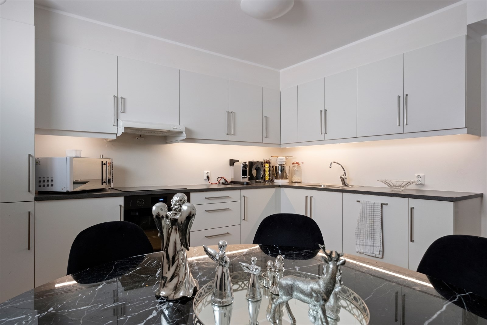 Lys og pen kjøkkeninnredning. Galleribilde