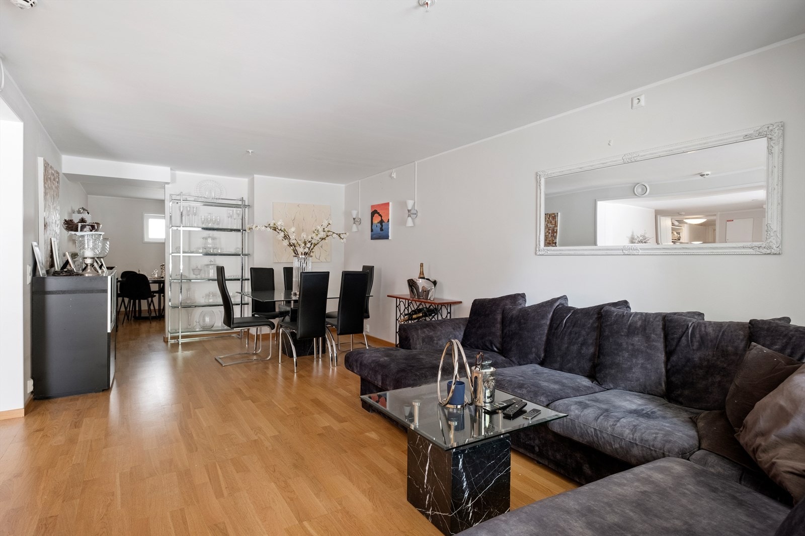 Romslig stue Galleribilde